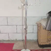 جا لباسی ایستاده