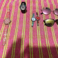 تعدادی عینک و ساعت