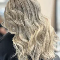 مدل با موی کم حجم جهت مدل رنگ و لایت