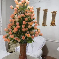 گل مصنوعی و گلدان سفالی