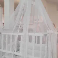 تخت کنار مادر و گهواره