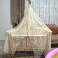 گهواره و تخت کنار مادر