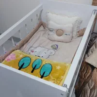 تخت نوزاد کنار مادر