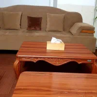 یک ست مبلمان ۷ نفره با دو میز عسلی بزرگ و یه کوچک