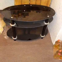 میز شیشه ای زیر تلویزیون