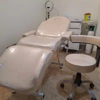 تخت زیبایی سه تیکه و صندلی تابوره