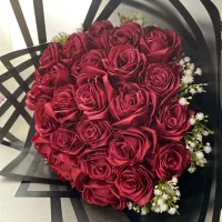 دسته گل رز زرشکی ربانی با گل عروس