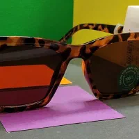 تعدادی عینک نو به قیمت خرید به فروش میرسد