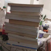 تعدادی کتاب و لباس