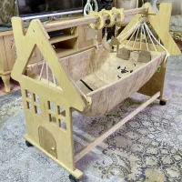گهواره نوزادی چوبی مدل کلبه ایی رنگ کرم.