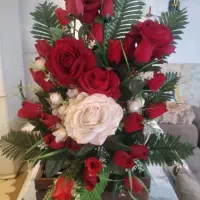 دسته گل و جعبه چوبی
