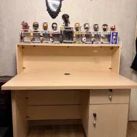 میز تحریر و کامپیوتر