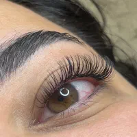 نیازمند مدل کاشت و اکستنشن مژه