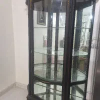 بوفه نو با چوب و شیشه بزرگ و جا دار