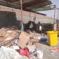 به یک کارگر اتباع یا ایرانی پرس کارتن