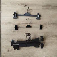 چوب لباسی شلوارش و لباس رنگ ثابت
