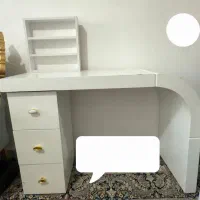 میز ناخن مینیمال سفید و پارتیشن در حد نو