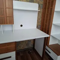 کتابخانه‌ و میز تحریر
