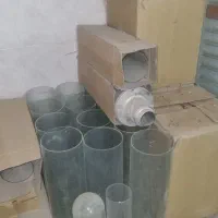 تعدادی گلدان و لوله شیشه‌ای دو طرف باز