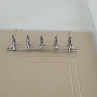 اویز لباس پشت در اتاق