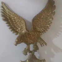 یک عدد عقاب برنج و یک چراغ