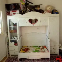 یک عدد تخت و کمد نوزادی