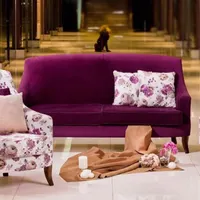 مبل دو‌نفره و‌میز عسلی