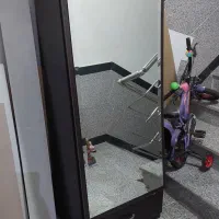 جاکفشی با آینه قدی