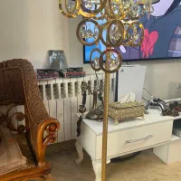 آباژور ایستاده کنار سالنی مخمل و طلایی