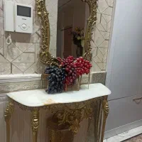 اینه کنسول برنزی و کنار سالنی