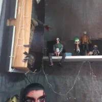 فیگور جوکر نشسته با ۲ وسیله