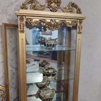 بوفه چوبی با ظرف های داخلش