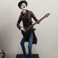 تعدادی مجسمه و تزیینی