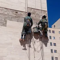 کار در ارتفاع پیچرولپلاک نماکاردرارتفاع عایق شستشو