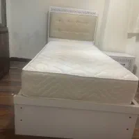 تخت یکنفره بهمراه تشک وپاتختی