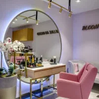 نیازمند مژه کار و ناخنکار رنگاکار کراتین کار