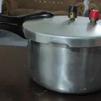 زود پز سالم و تمیز کلا شاید دو بار استفاده شده.