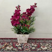 گلدان سرامیکی دکوری با گل های مصنوعی زرشکی