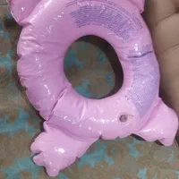 استخر بادی و تیوپ نجات کودک