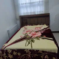 تخت خواب و آینه قدی