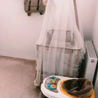 گهواره و تخت کنار مادر