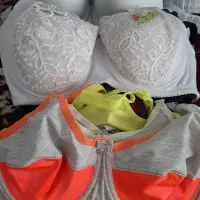 یک تعداد مقنعه وسوتین جوراب شلواری بچه گانه