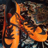 دو تا کفش ورزشی چمنی نو نو یکیش دو بار پوشیده شده