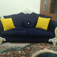 یک عدد مبل سه نفره مخملی