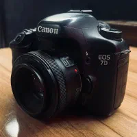 دوربین عکاسی canon 7d با لنز ۵۰ میلی متر