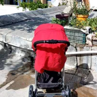 کالسکه خارجی خیلی راحت دارایه چرخ هایه کمک دار