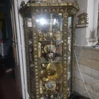 ویترین برنزداخلش چراغدارسنگین ومحکم