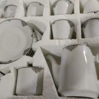 تعدادی ظروف چینی استفاده نشده