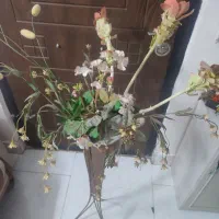 گلدان فرفورژه طلایی همراه گل