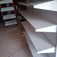 قفسه خودایست وسط و دیوار ویترین